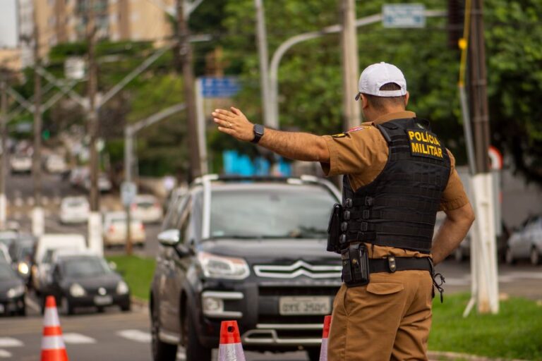 Motorista sem CNH ‘se assusta’ com a polícia, bate em carro e colide com poste em Macapá